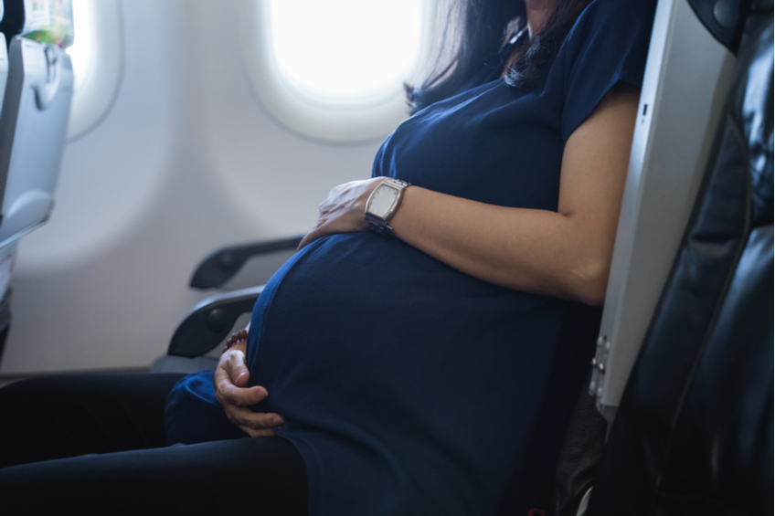 těhotná žena v letadle